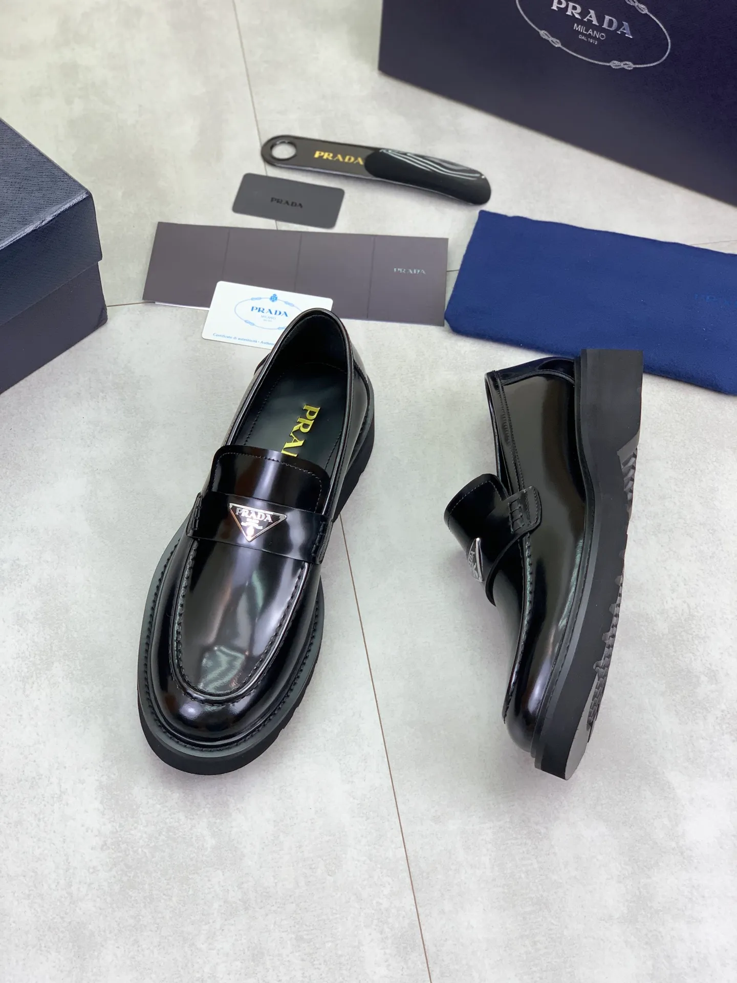 Factory price P880💰Original quality, top version🔱 ＰＲＡＤＡPrada. Men’s business casual leather shoes, top quality products. 1:1 shipment⬆️Luxurious and noble👞All imported original color-brushed edge beads, just to create a more comfortable wearing experience. Upper: Original comfortable open-edge bead rubbed color calfskin➕Top imported water-dyed full cow lining, original high-end lightweight and comfortable TPU foam combination bottom✔️Code number: 39-44 (38 45) 46 47 can be customized)